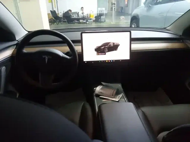 Tesla Model 3 — Фото автомобиля 9