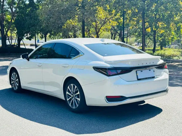 Lexus ES — Фото автомобиля 9
