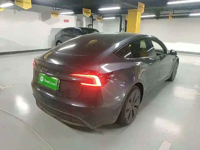 Tesla Model 3 — Фото автомобиля 6