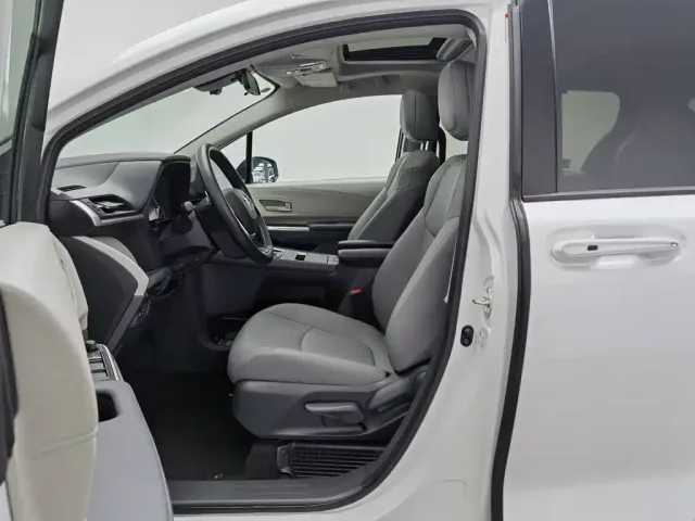 Toyota Granvia 2024 2.5L Hybrid Comfort — Фото автомобиля 10