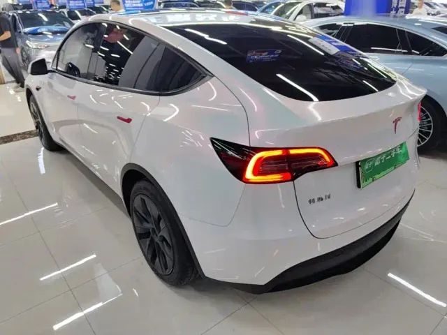 Tesla Model Y — Фото автомобиля 4
