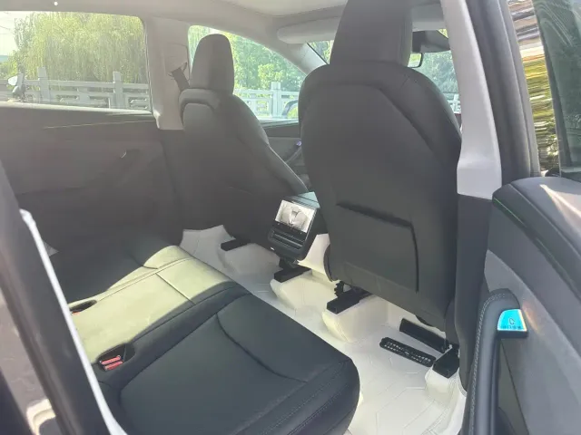 Tesla Model Y — Фото автомобиля 9