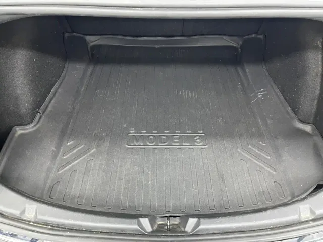 Tesla Model 3 — Фото автомобиля 24