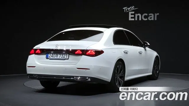 Mercedes-Benz E-Class — Фото автомобиля 2