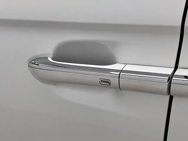 Roewe Roewe iMAX8 EV 2025 Model 1.5T DMH Land Premium Edition — Фото автомобиля 18