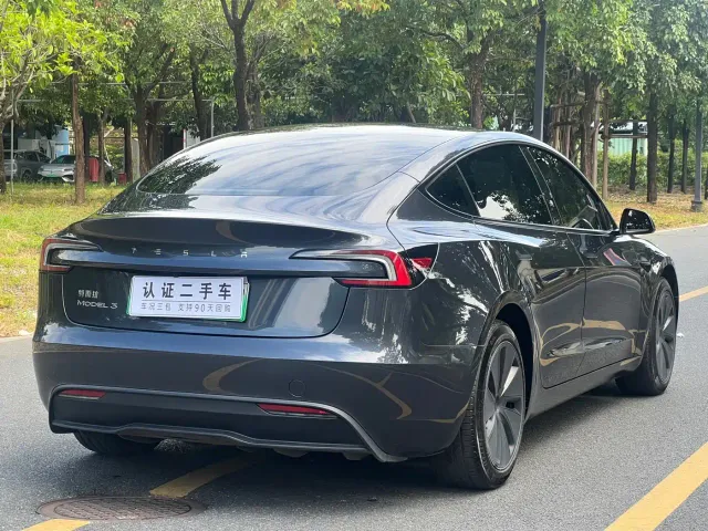 Tesla Model 3 — Фото автомобиля 9