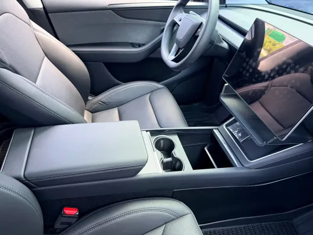 Tesla Model Y — Фото автомобиля 11