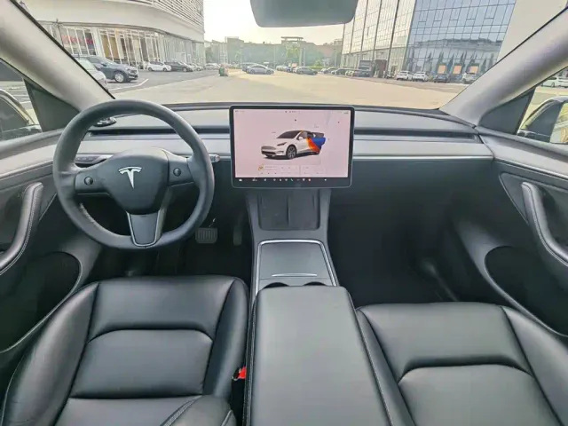 Tesla Model Y — Фото автомобиля 9