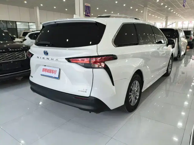 Toyota Sienna — Фото автомобиля 4