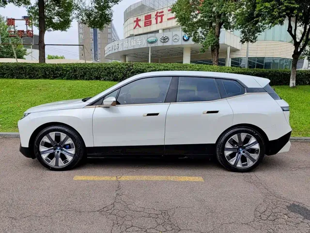 BMW iX — Фото автомобиля 3