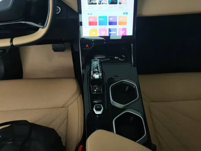 Geely Boyue L — Фото автомобиля 13