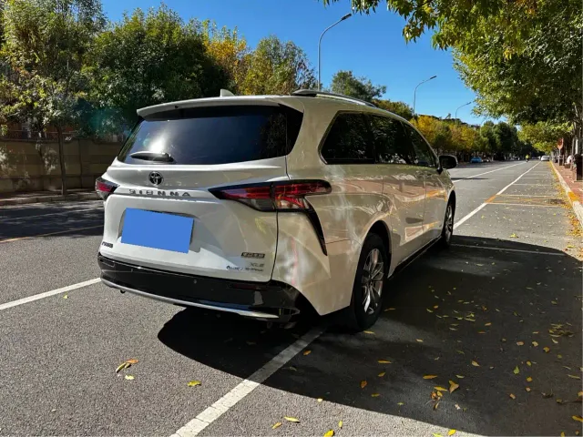 Toyota Sienna — Фото автомобиля 4