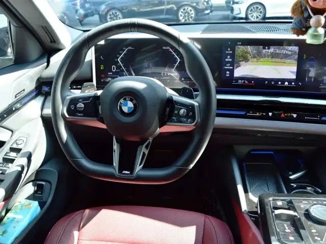 BMW 5 Series — Фото автомобиля 10