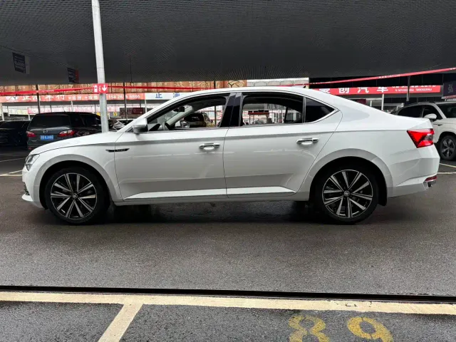 Skoda Superb — Фото автомобиля 13