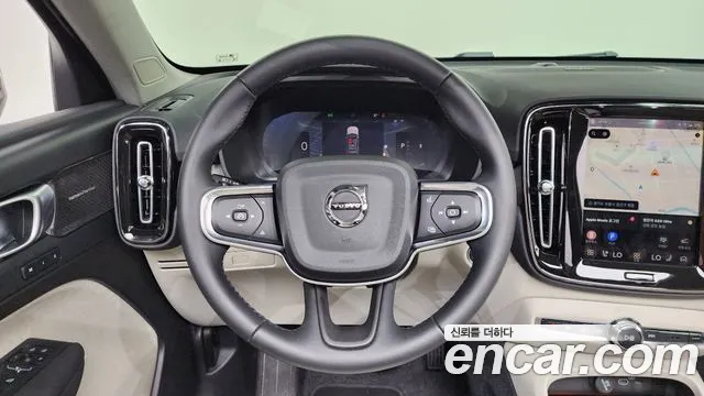 Вольво XC40 — Фото автомобиля 10