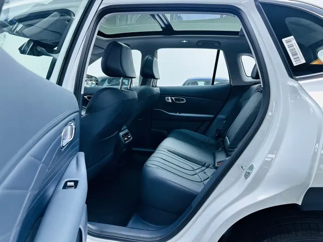 Geely Galaxy Starship 7 EM-i — Фото автомобиля 9