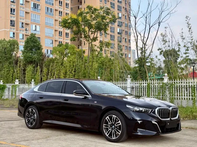 BMW 5 Series — Фото автомобиля 3