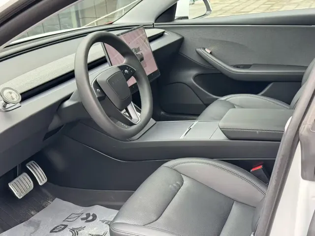 Tesla Model 3 — Фото автомобиля 3