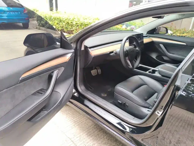 Tesla Model 3 — Фото автомобиля 15