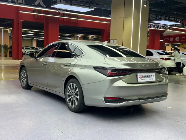 Lexus ES — Фото автомобиля 17