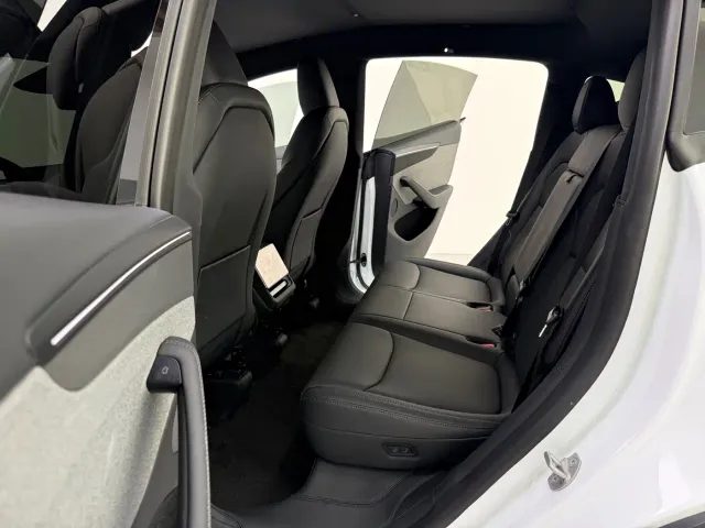 Tesla Model Y — Фото автомобиля 15