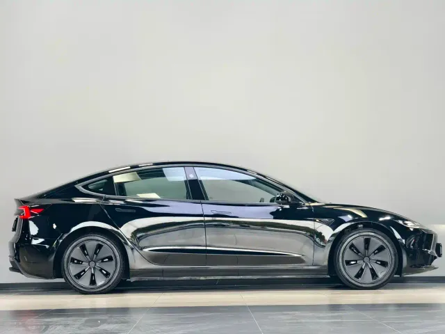 Tesla Model 3 — Фото автомобиля 4