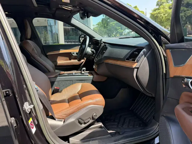 Volvo XC90 — Фото автомобиля 5