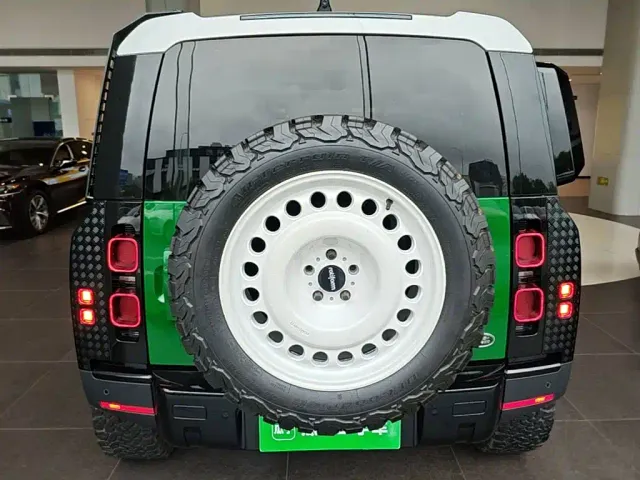 Land Rover Defender — Фото автомобиля 5