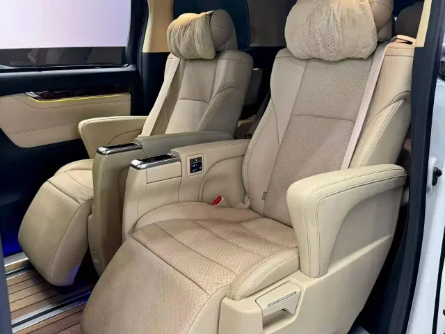 Toyota Alphard — Фото автомобиля 4