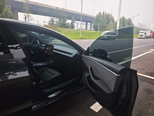Tesla Model 3 — Фото автомобиля 8