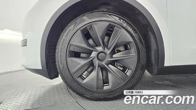 Tesla Model Y — Фото автомобиля 4