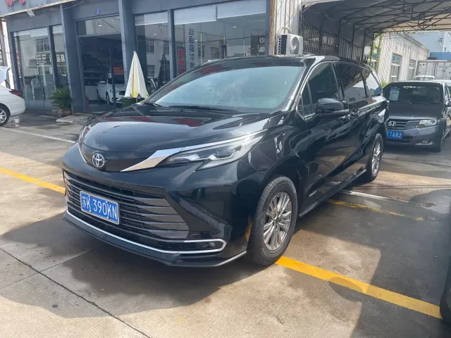 Toyota Sienna — Фото автомобиля 2