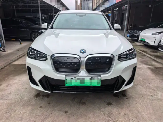 BMW iX3 — Фото автомобиля 2
