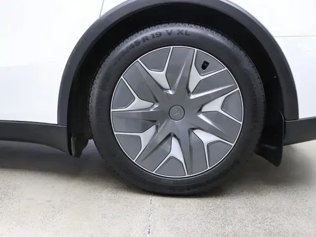 Tesla Model Y L — Фото автомобиля 30