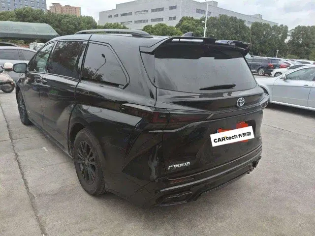 Toyota Sienna — Фото автомобиля 3