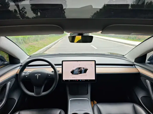Tesla Model 3 — Фото автомобиля 6