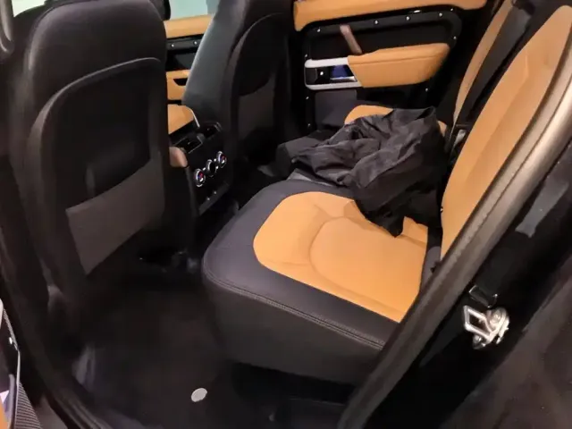 Land Rover Defender — Фото автомобиля 11