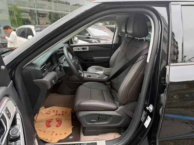 Ford Explorer — Фото автомобиля 4