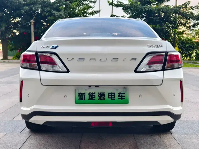 Venucia D60 EV — Фото автомобиля 6