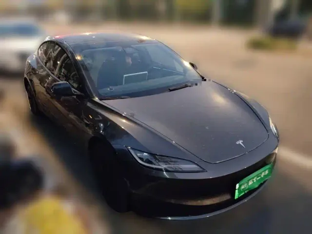 Tesla Model 3 — Фото автомобиля 3