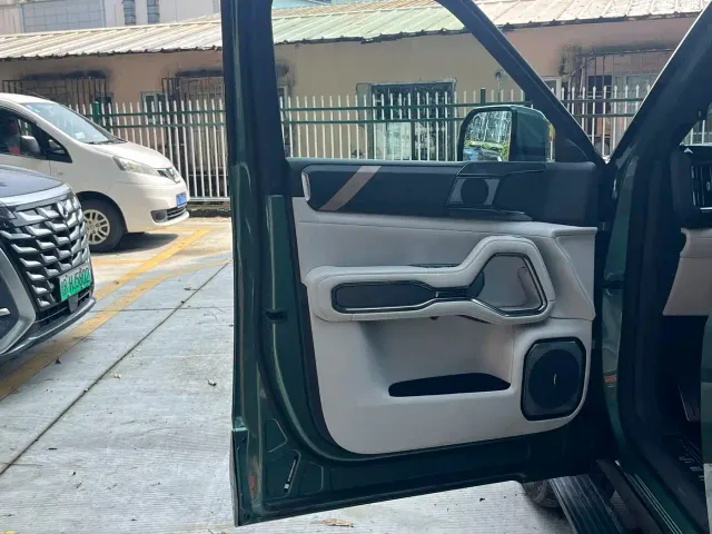BYD FangChengBao Leopard 8 — Фото автомобиля 5