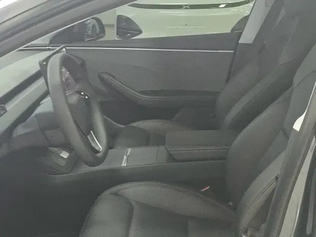 Tesla Model 3 — Фото автомобиля 4