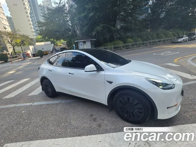 Tesla Model Y — Фото автомобиля 12