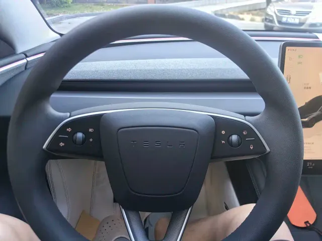 Tesla Model 3 — Фото автомобиля 5