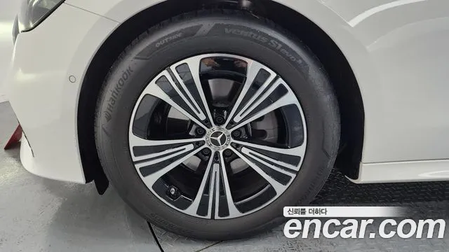 Mercedes-Benz E-Class — Фото автомобиля 5
