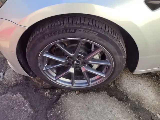 Tesla Model 3 — Фото автомобиля 22