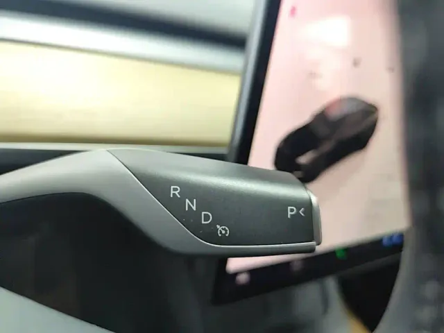 Tesla Model Y — Фото автомобиля 13