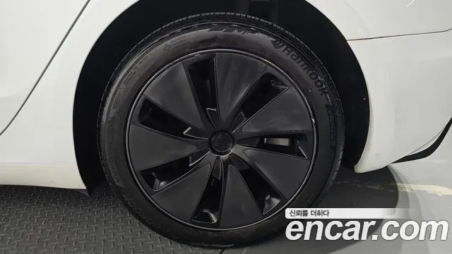 Tesla Model 3 — Фото автомобиля 5