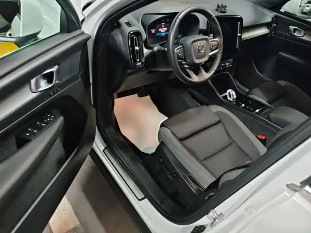 Volvo XC40 — Фото автомобиля 15