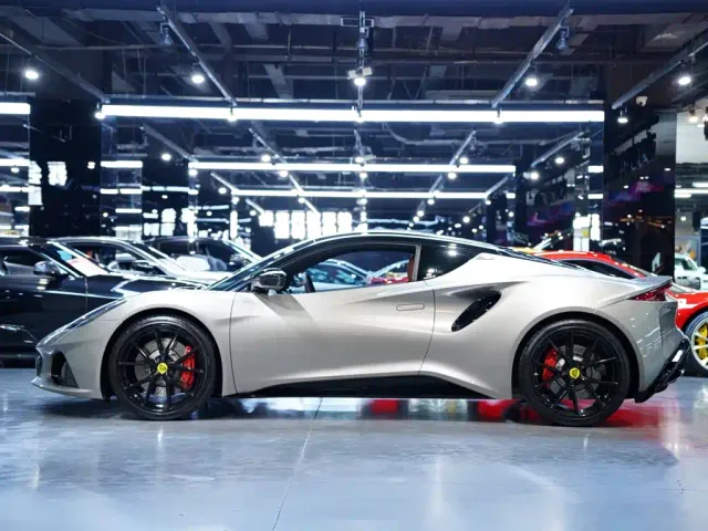 Lotus Emira — Фото автомобиля 4